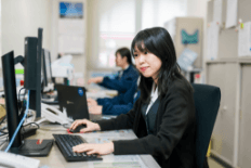 社内での仕事の様子