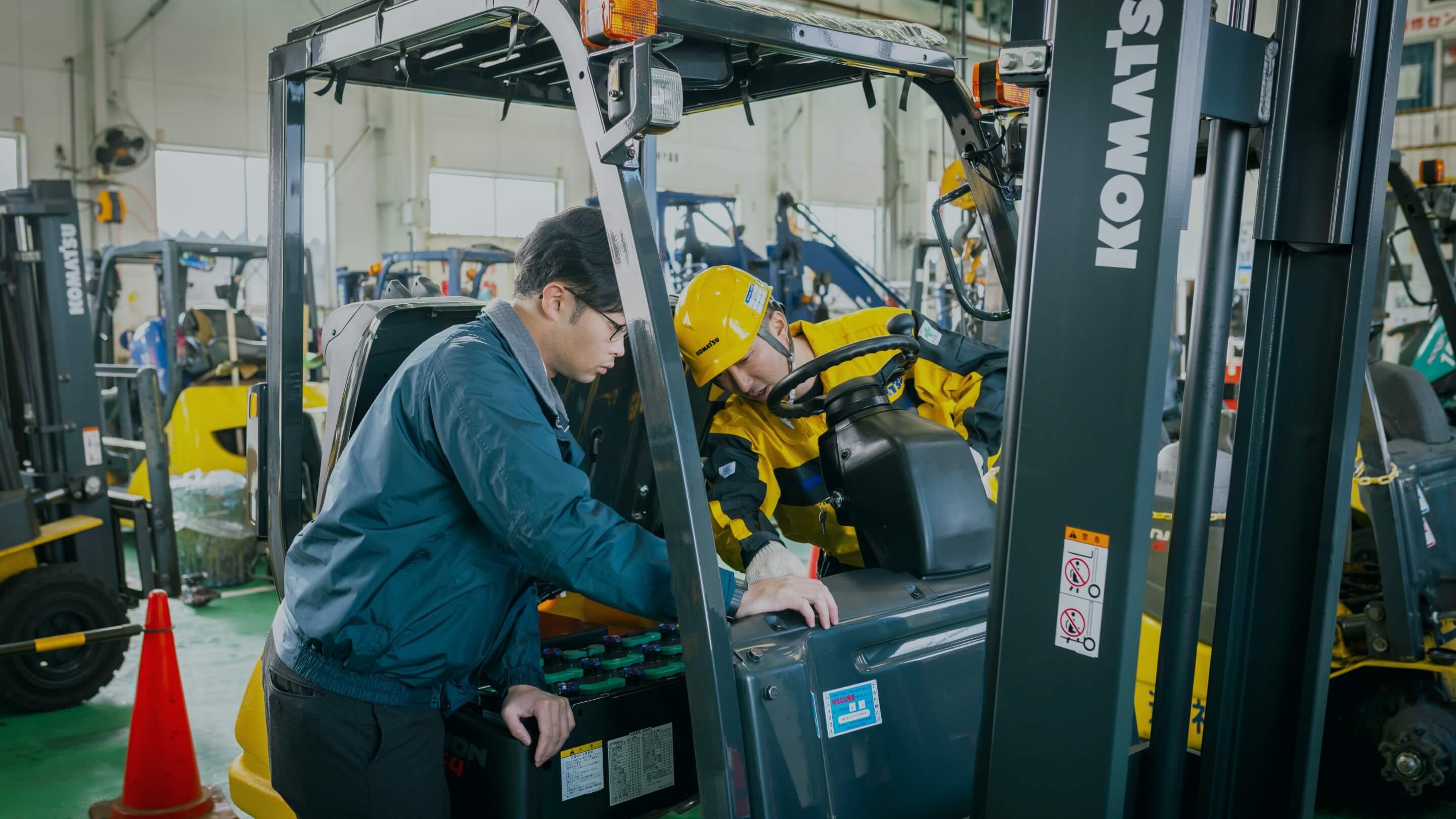 仕事中の社員の様子